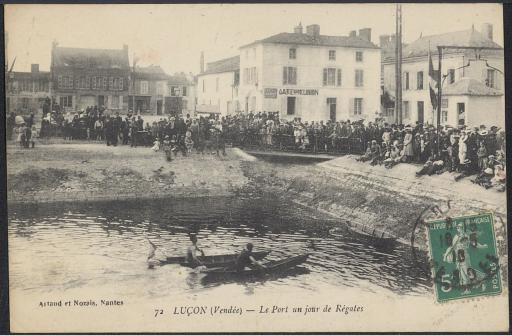 Une course de régates dans le port de Luçon, supportée par les spectateurs sur les quais.